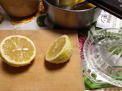 レモン半割りをレモン絞り器で絞る